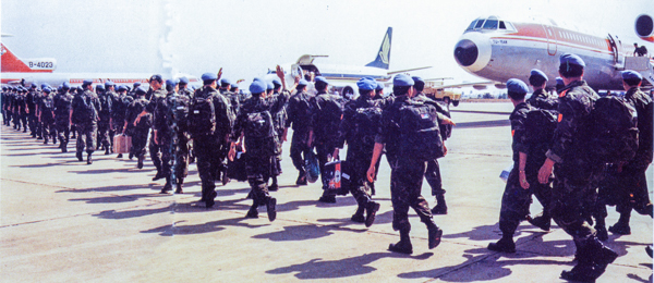 1990年4月，中國(guó)軍隊(duì)首次向聯(lián)合國(guó)停戰(zhàn)監(jiān)督組織派遣5名軍事觀察員。1992年4月，中國(guó)軍隊(duì)首次向聯(lián)合國(guó)柬埔寨臨時(shí)權(quán)力機(jī)構(gòu)派出400人的維和工程兵大隊(duì)